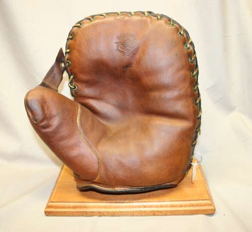Victor, Wright & Ditson BM47 Basemitt Front